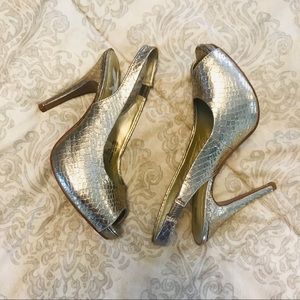 NWOT Lulu Townsend Gold Snakeskin Slingback heels